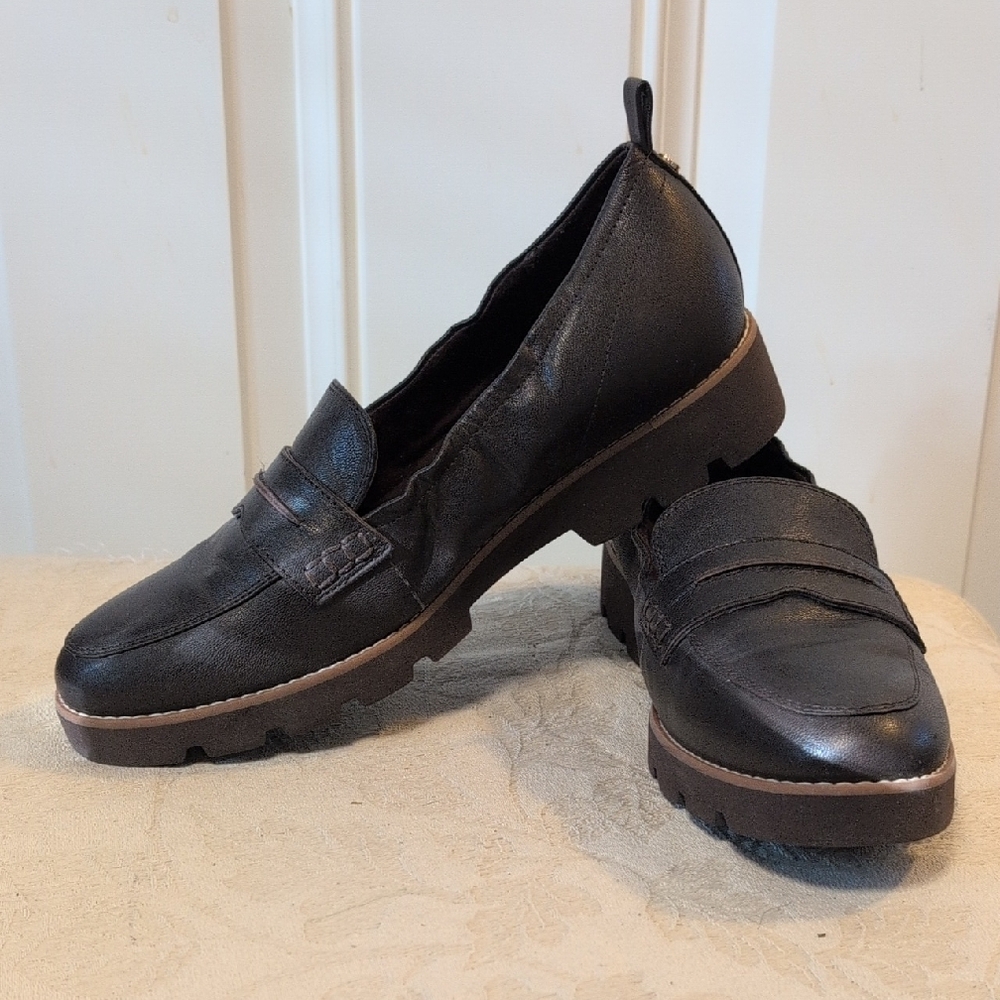 Vionic Women’s Classic Brown Loafers. - Picture 3 of 10